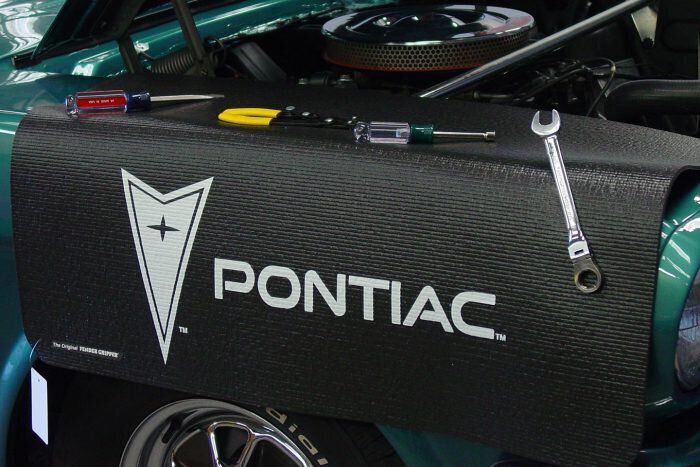 Kotflügelschoner mit - Pontiac - Logo, Stück